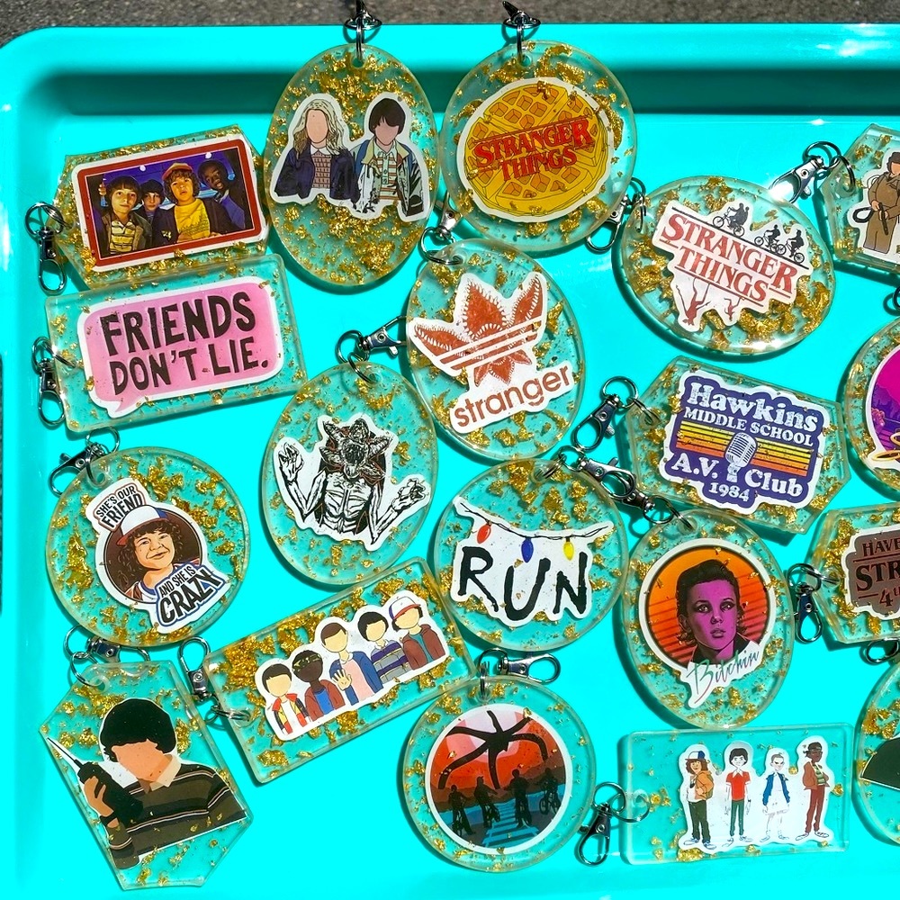 2 PACK Stranger Things Sticker & Gold Flakes Resin Keychains MYSTERY BUNDLE - Picture 8 of 16